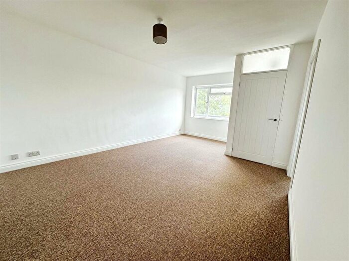 2 Bedroom Flat To Rent In Chandag Road, Keynsham, BS31