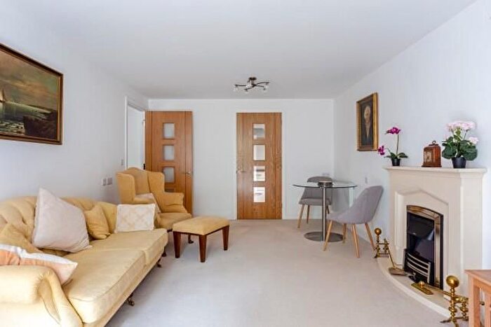 2 Bedroom Flat For Sale In Dukes Ride, Crowthorne, RG45