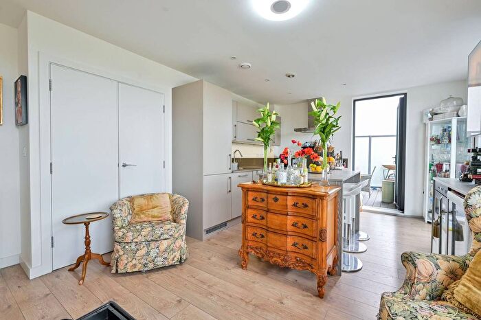 3 Bedroom Flat To Rent In Rotherhithe New Road, Bermondsey, London, SE16