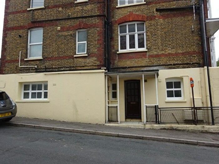 2 Bedroom Flat To Rent In Watts Avenue, Rochester, ME1