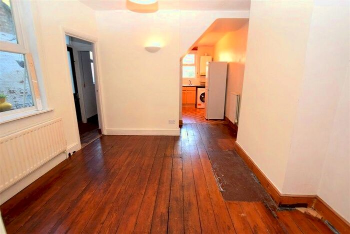 2 Bedroom Flat To Rent In Frith Road, Leytonstone, E11