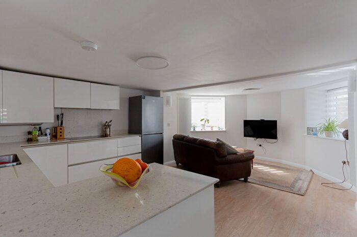 2 Bedroom Flat For Sale In Hawthorn Grove, York, YO31