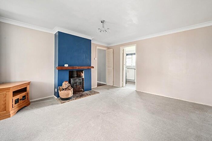 1 Bedroom Flat To Rent In Swallows Lane, RH13