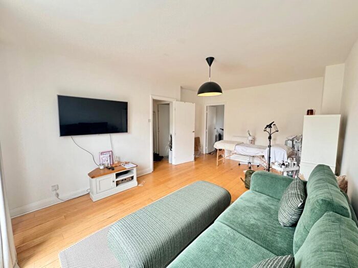 2 Bedroom Maisonette To Rent In Ashdown Walk, Isle Of Dogs, E14