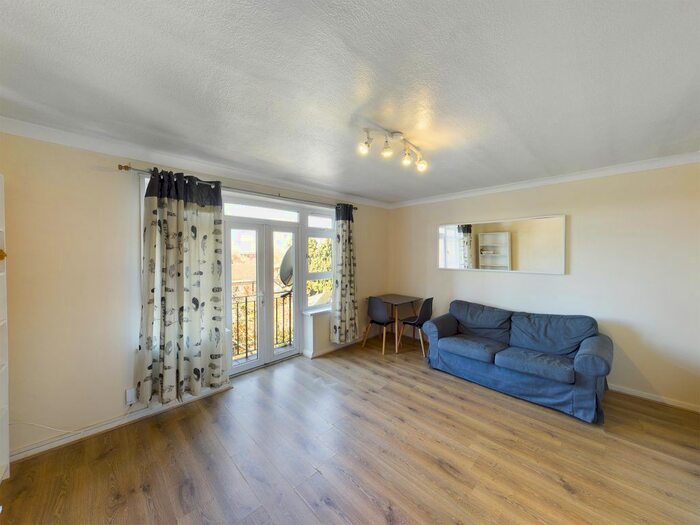 2 Bedroom Flat To Rent In Clare Road, Staines-Upon-Thames, Surrey &#; Bed Flat, TW19