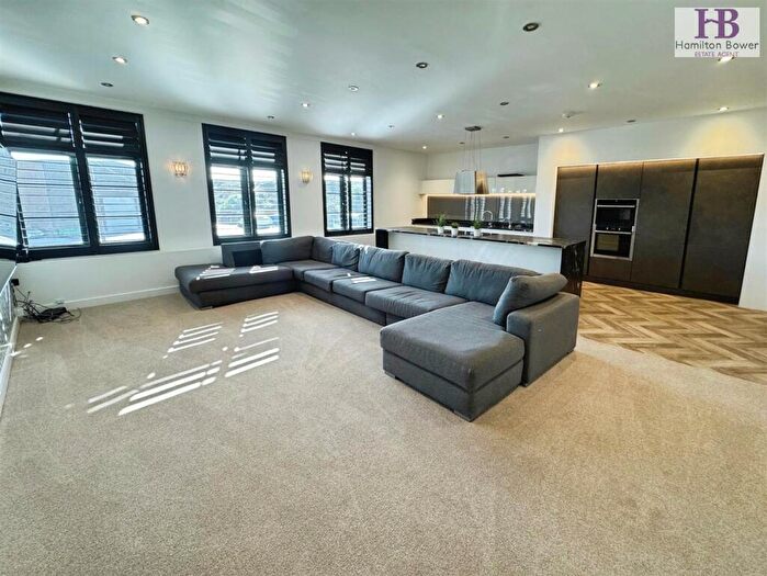 4 Bedroom Apartment To Rent In Westercroft Lane, Northowram, Halifax, HX3