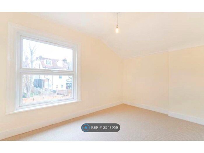 Studio To Rent In Werndee Road, London, SE25