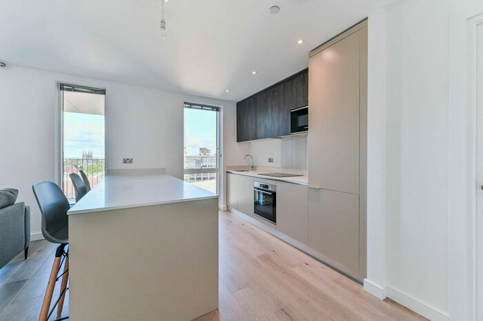 3 Bedroom Flat To Rent In Boulevard Point, Croydon, CR0