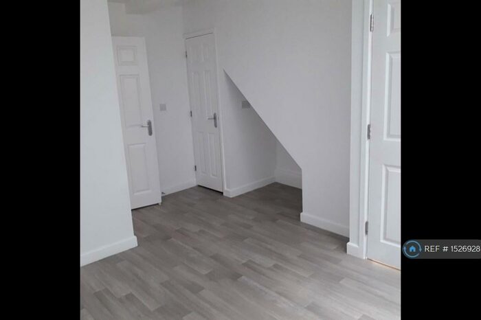 2 Bedroom Flat To Rent In Rodbourne Road, Swindon, SN2