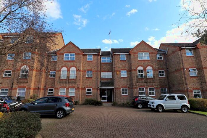 2 Bedroom Flat To Rent In Salters Close, Rickmansworth, WD3