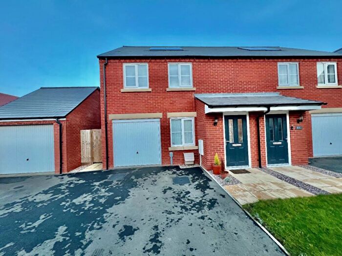 3 Bedroom Semi Detached House For Sale In Sika Avenue, Rothwell, Kettering, NN14