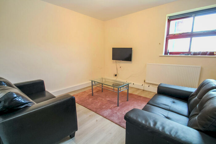 3 Bedroom Flat To Rent In Kelso Heights, Hyde Park, Leeds, LS3