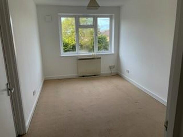 1 Bedroom Flat To Rent In Walton Road, West Molesey, KT8