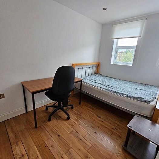 2 Bedroom Flat To Rent In Bethnal Green Road, London, E2