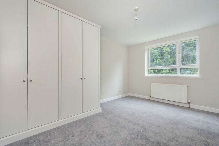 2 Bedroom Flat To Rent In Cherrywood Drive, London, SW15