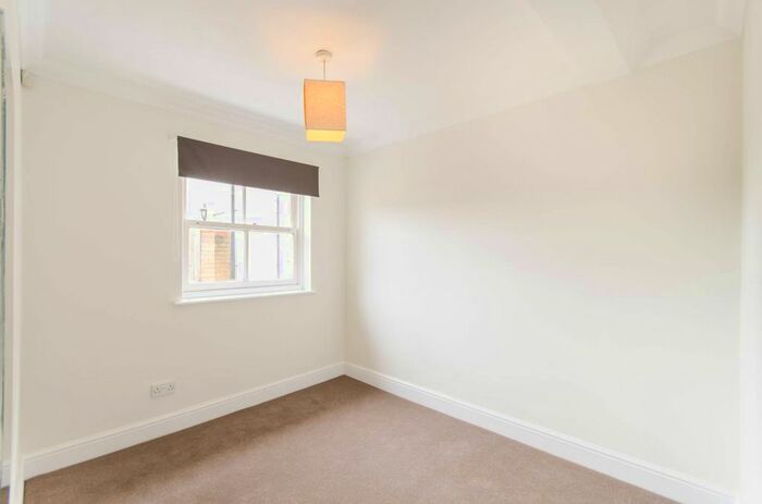 2 Bedroom Flat To Rent In South Park Road, Wimbledon, London, SW19