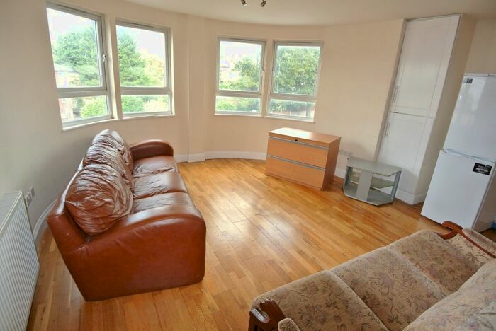 2 Bedroom Flat To Rent In Southend Lane, Catford, SE6