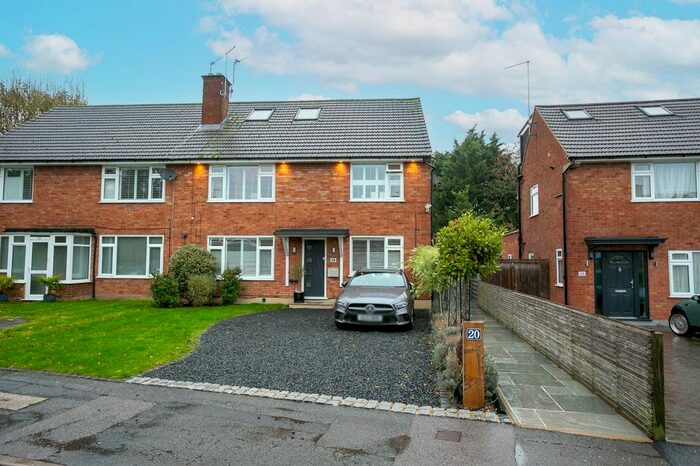 3 Bedroom Maisonette To Rent In Trident Road, Watford, Hertfordshire, WD25