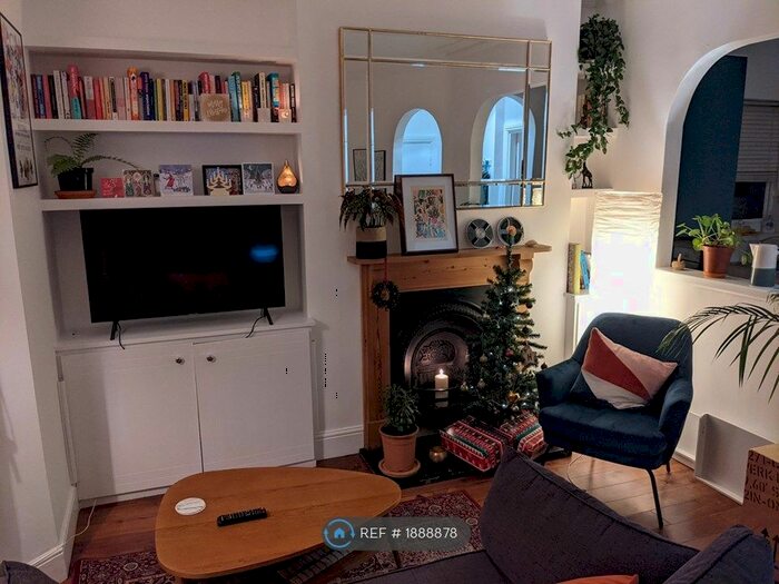 2 Bedroom Flat To Rent In Barry Road, London, SE22