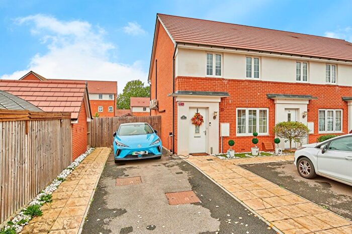 3 Bedroom End Of Terrace House For Sale In Dunnock Road, Harlow, CM17