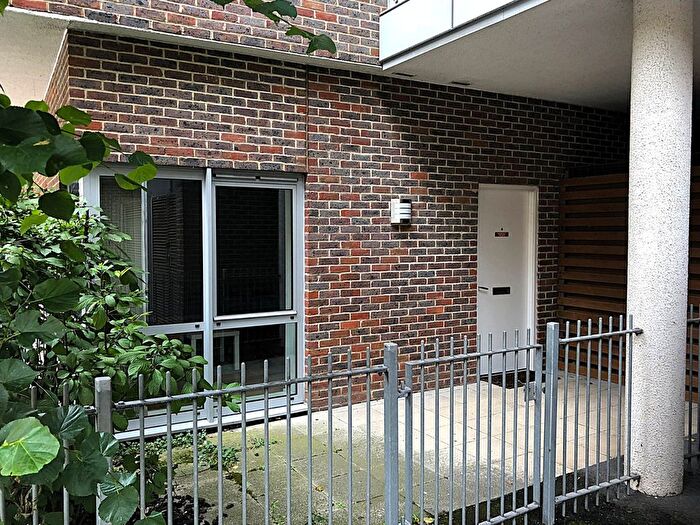 1 Bedroom Flat To Rent In Cross Street, Portsmouth, Hampshire, PO1