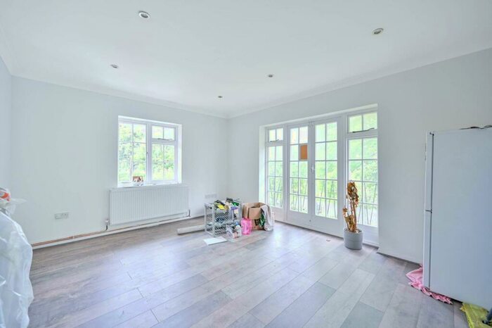 2 Bedroom Flat To Rent In Robin Hood Lane, Sutton, SM1