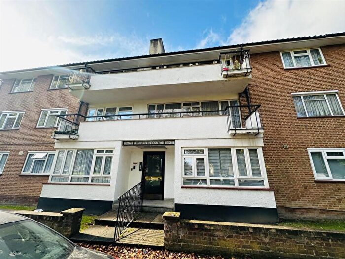 2 Bedroom Flat To Rent In Regents Court, Stonegrove, Edgware, HA8