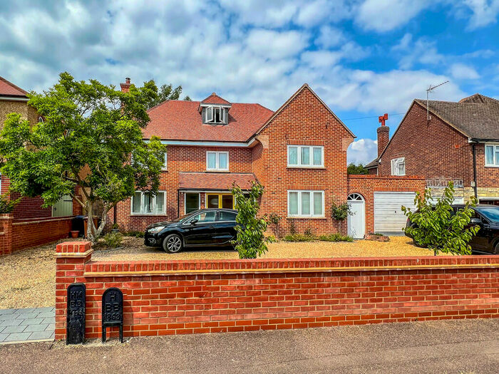 5 Bedroom Detached House To Rent In The Drive, Hertford, SG14