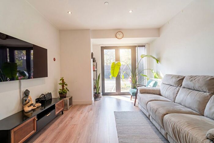 2 Bedroom Flat For Sale In Broadoaks, Streetsbrook Road, Solihull, B91