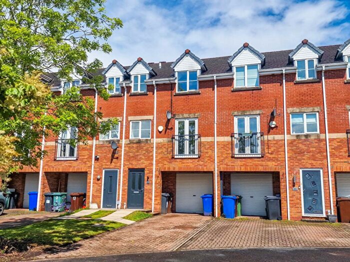 4 Bedroom Town House For Sale In Hayling Close, Brandlesholme, Bury, BL8
