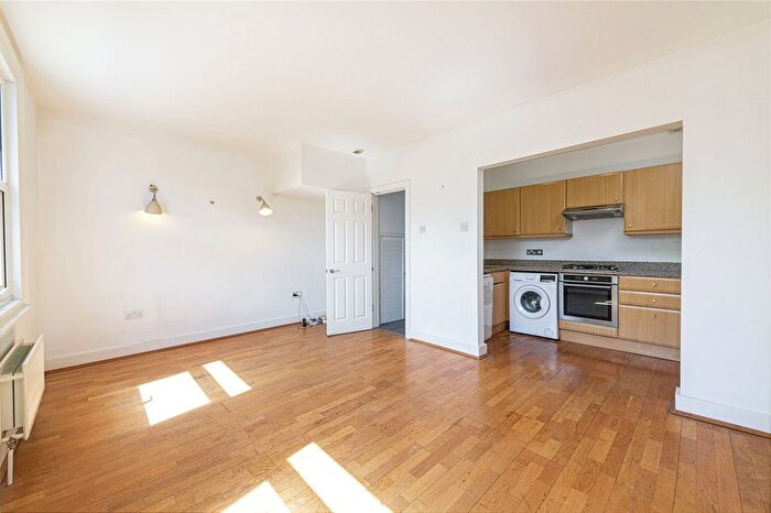 2 Bedroom Flat To Rent In Upper Richmond Road, Putney, London, SW15
