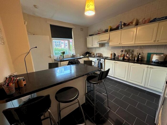 6 Bedroom End Of Terrace House To Rent In Beechwood Mount, Burley, Leeds, LS4