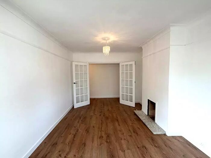 2 Bedroom Flat To Rent In Addington Grove, London, SE26