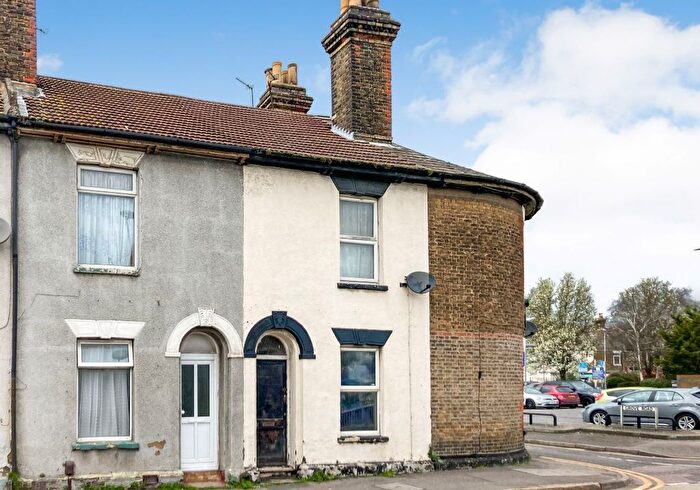 3 Bedroom Terraced House For Sale In Station Road, Strood, Rochester, Kent, ME2