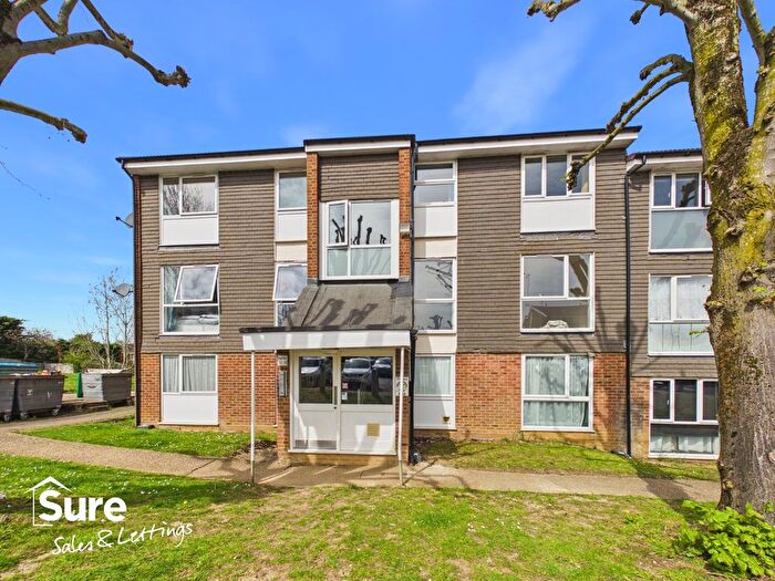 3 Bedroom Flat To Rent In Cuffley Court, Hemel Hempstead, Hertfordshire, HP2
