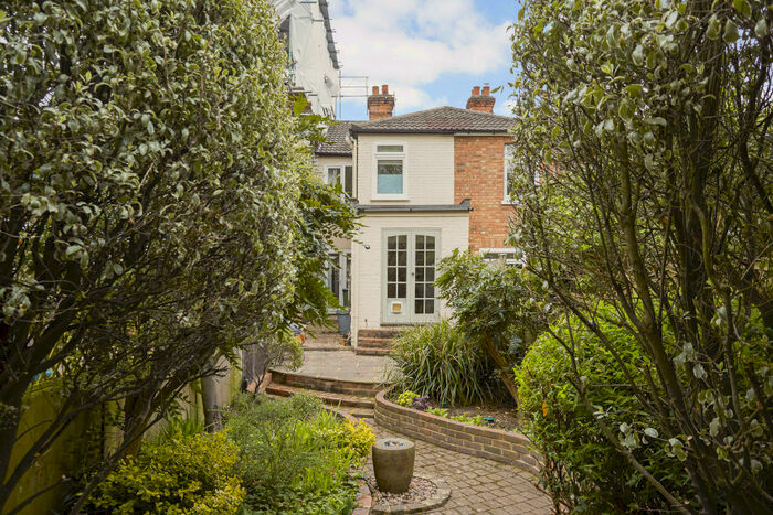 2 Bedroom Cottage To Rent In Glencoe Road, Weybridge, KT13