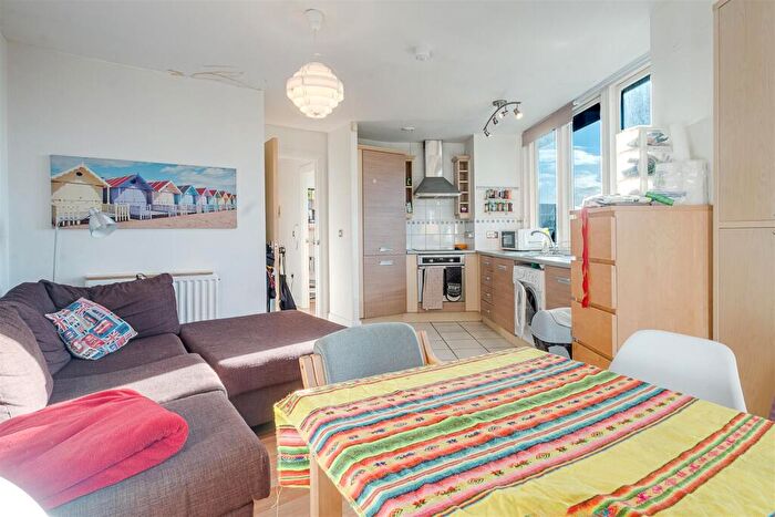 2 Bedroom Apartment For Sale In Wheeleys Lane, Birmingham, B15