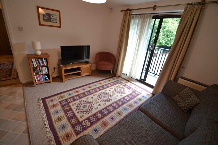 1 Bedroom Flat To Rent In Grove Road, Castle Gardens, Lenton, Nottingham, NG7