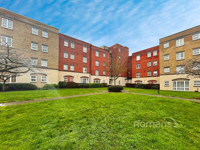 2 Bedroom Flat For Sale In Holyhead Mews, Slough, Berkshire, SL1
