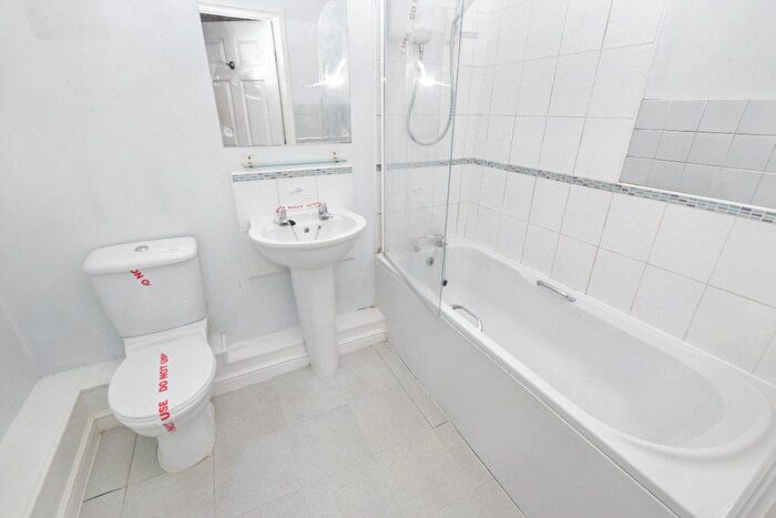 2 Bedroom Flat For Sale In Whitehall Road, Leeds, West Yorkshire, LS12