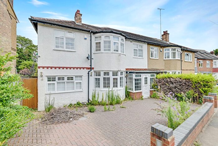 4 Bedroom Semi-Detached House For Sale In Cedar Avenue, Barnet, EN4