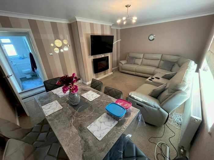 2 Bedroom Flat To Rent In Meadway Court, Southwick, Brighton, BN42