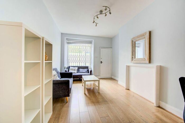 1 Bedroom Flat To Rent In Nevern Square, Earls Court, London, SW5