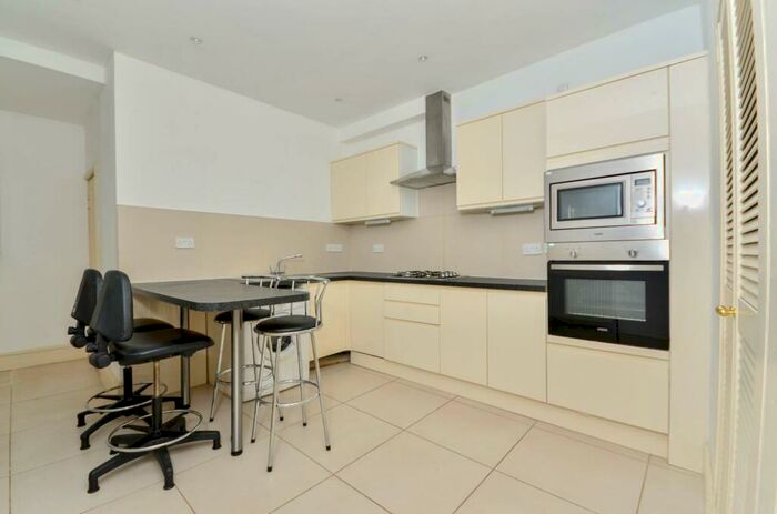 3 Bedroom Flat To Rent In Fulham Road, Chelsea, London, SW10
