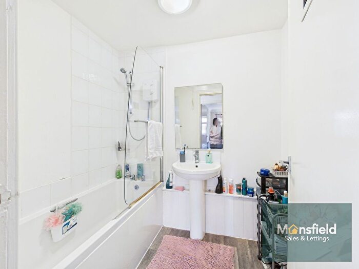 2 Bedroom Flat To Rent In Hickling Court, Mansfield, NG18