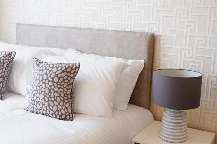 2 Bedroom Flat To Rent In Bondway, London, SW8