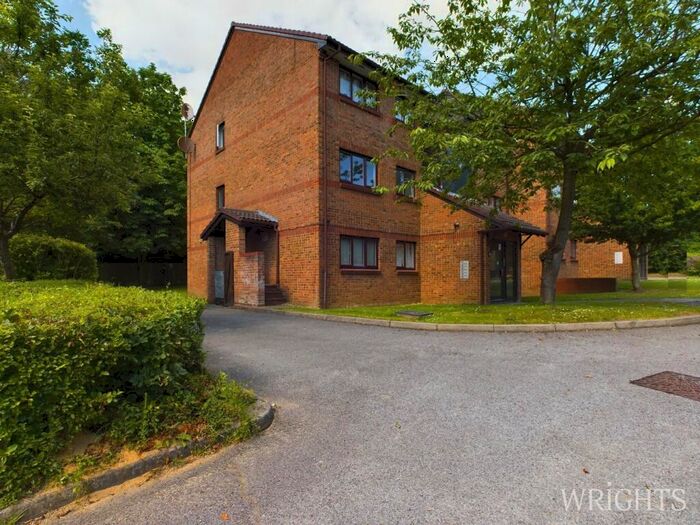 2 Bedroom Apartment For Sale In Tudor Close, Hatfield, AL10