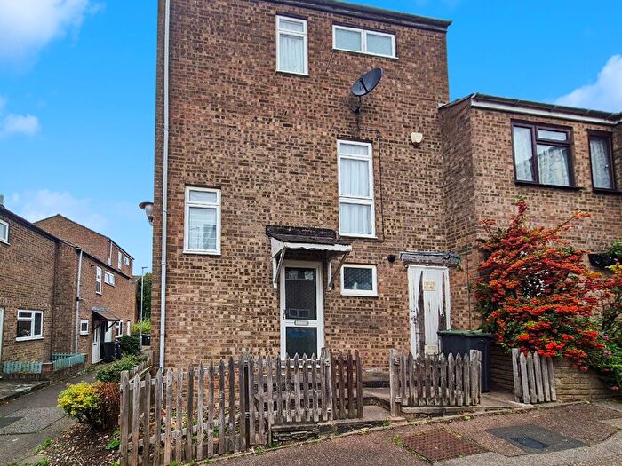 3 Bedroom Town House For Sale In Winchester Gardens, Luton, Bedfordshire, LU3