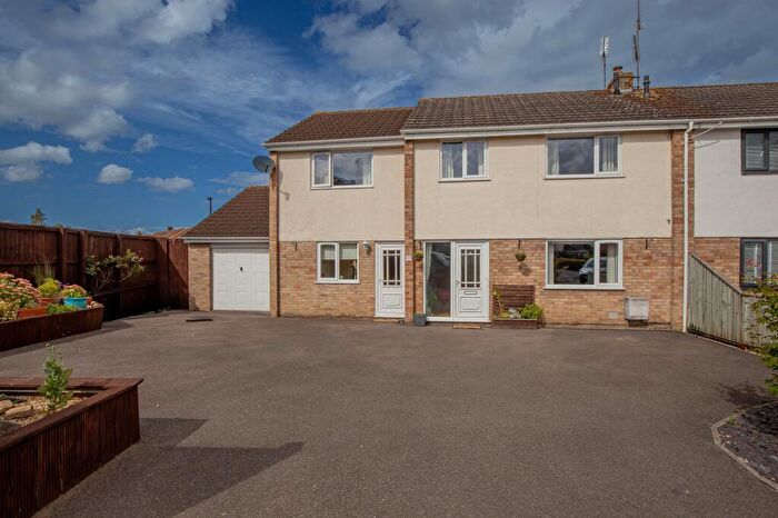 4 Bedroom Semi-Detached House For Sale In White Lion Park, Malmesbury, SN16