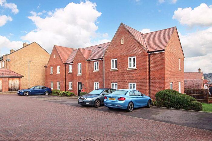 2 Bedroom Flat For Sale In Siskin Drive, Hemel Hempstead, HP3